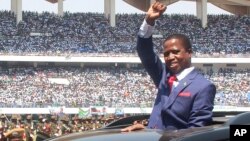 Le président zambien, Edgar Lungu, salue la foule lors de son investiture à Lusaka, Zambie, 13 septembre 2016.