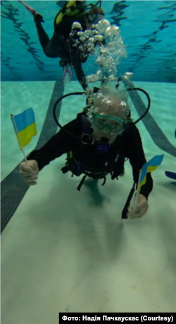 У 93-річному віці ветеран опанував підводне плавання з аквалангом, під воду він пірнув із прапорами України.