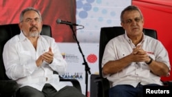 Mantan Presdir Perusahaan Minyak Negara PDVSA, Nelson Martinez (kiri) dan mantan Menteri Perminyakan Venezuela, Eulogio del Pino ditangkap hari Kamis (30/11).