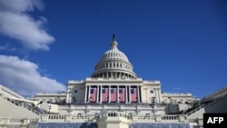 悬挂在美国国会大厦西侧的美国国旗，按照惯例，1月20日的总统就职典礼本来应该在这里举行，但因为极端严寒的天气，就职礼将抓为室内。