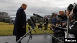 El presidente Donald Trump respondió preguntas de los periodistas sobre temas variados cuando salía de la Casa Blanca hacia Carolina del Norte el 7 de febrero de 2020.