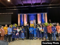 Tujuh putra-putri Papua (satu orang tidak ada di foto) bersama Gubernur Papua dan istri, serta seorang Profesor pada acara wisuda Universitas Corban, Oregon. (Courtesy: Lukas Enembe)