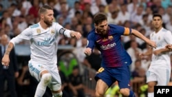 Le défenseur du Real Madrid Sergio Ramos et l'attaquant du FC Barça Lionel Messi à Madrid, le 16 août 2017.