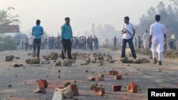 Aktivis Jamaat-e-Islami, partai Islam terbesar di Bangladesh, berdiri di tengah jalanan kota Chittagong saat terjadinya bentrokan dengan polisi (28/2). Sedikitnya 44 orang dilaporkan tewas dalam insiden tersebut.