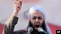 Sheikh Ahmed al-Assir, pemimpin anti-rezim Suriah, dalam demonstrasi melawan Presiden Suriah Bashar al-Assad. (Foto: Dok)