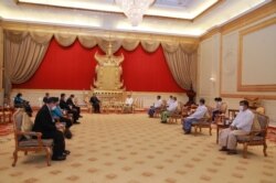 PM Kamboja dan Ketua ASEAN Hun Sen menyapa Jenderal Senior Min Aung Hlaing di Naypyidaw, Myanmar, 7 Januari 2022 (Foto oleh Tim Pers Militer)