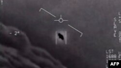 Snimak neidentifikovanog letećeg objekta koji je objavio Pentagon 28. aprila 2020. godine (Foto: AFP/US DEPARTMENT OF DEFENSE/HANDOUT)