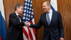 El secretario de Estado de EE. UU., Antony Blinken, a la izquierda, saluda al ministro de Relaciones Exteriores de Rusia, Sergey Lavrov, antes de su reunión, el viernes 21 de enero de 2022, en Ginebra, Suiza.