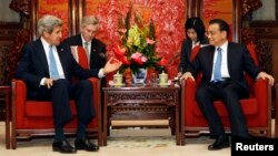 U.S. Secretary of State John Kerry (L) talks with China's Premier Li Keqiang during a meeting at the Zhongnanhai compound in Beijing, April 13, 2013. 
