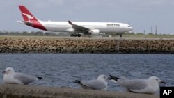 Một chiếc máy bay Qantas chuẩn bị cất cánh tại sân bay Sydney, Australia.