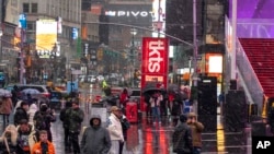 ARCHIVO - Los millones de habitantes de la ciudad de Nueva York tienden a adaptarse a los sobresaltos de la vida moderna en la urbe, con retos que van desde asuntos sanitarios a climáticos, imagen captada durante tormenta invernal el 7 de enero de 2024. 