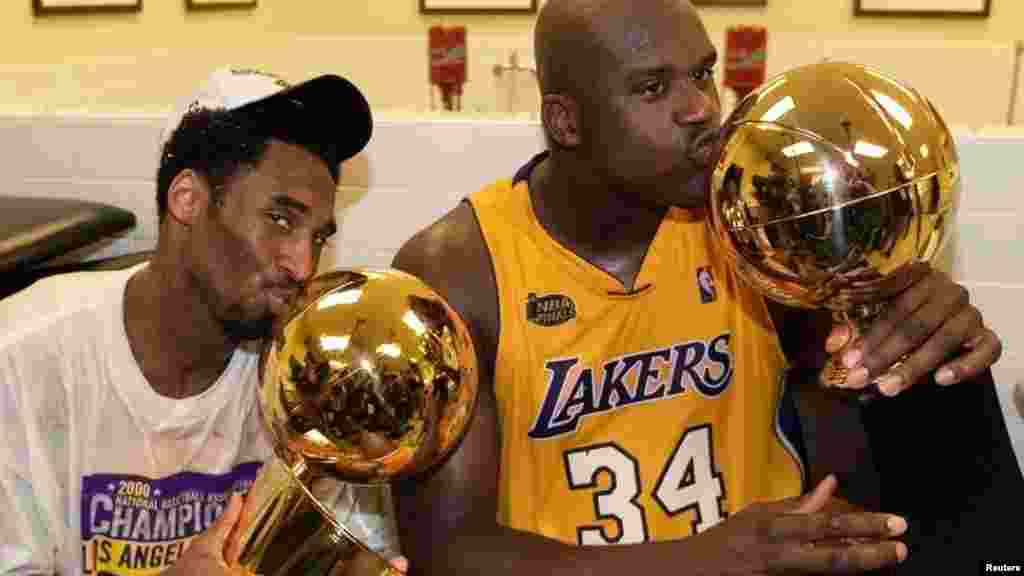 Mchezaji wa Los Angeles Lakers, Shaquille O'Neal, kati, na Kobe Bryant