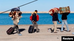 Des Egyptiens fuient la Libye à bord 'un bateau dans la ville portuaire de Zarzis, en Tunisie, le 2 mars 2011.