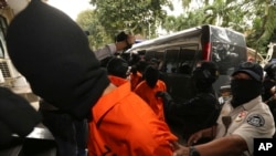 Police anti-terror unit Special Detachment 88 escort suspected militants before a press conference in Jakarta, Indonesia, May 17, 2019. 