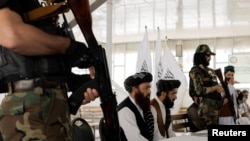 ফাইল- আফগানিস্তানে তালিবান কর্মকর্তারা একটি সংবাদ সম্মেলনে যোগ দিয়েছেন। কাবুল, আফগানিস্তান , অক্টোবর ৫,২০২১। 