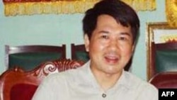 Tiến sĩ luật Cù Huy Hà Vũ bị tố cáo về tội gọi là 'tuyên truyền chống nhà nước xã hội chủ nghĩa Việt Nam'.
Nếu bị tòa xét là có tội, nhân vật tranh đấu này có thể bị tuyên án 13 năm tù