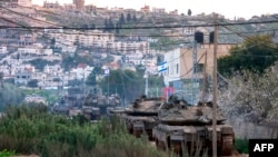 รถถังแอิสราเอลประจำการในค่ายเจนิน สำหรับผู้ลี้ภัยชาวปาเลสไตน์ในเขตเวสต์แบงก์ ที่ถูกยึดครอง 23 ก.พ. 2025 (Photo by Jaafar ASHTIYEH / AFP)