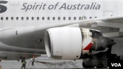 Petugas pemadam kebakaran menyemprotkan air ke arah pesawat Qantas tujuan Sydney, yang mendarat darurat di bandara Changi, Singapura, 4 November lalu.