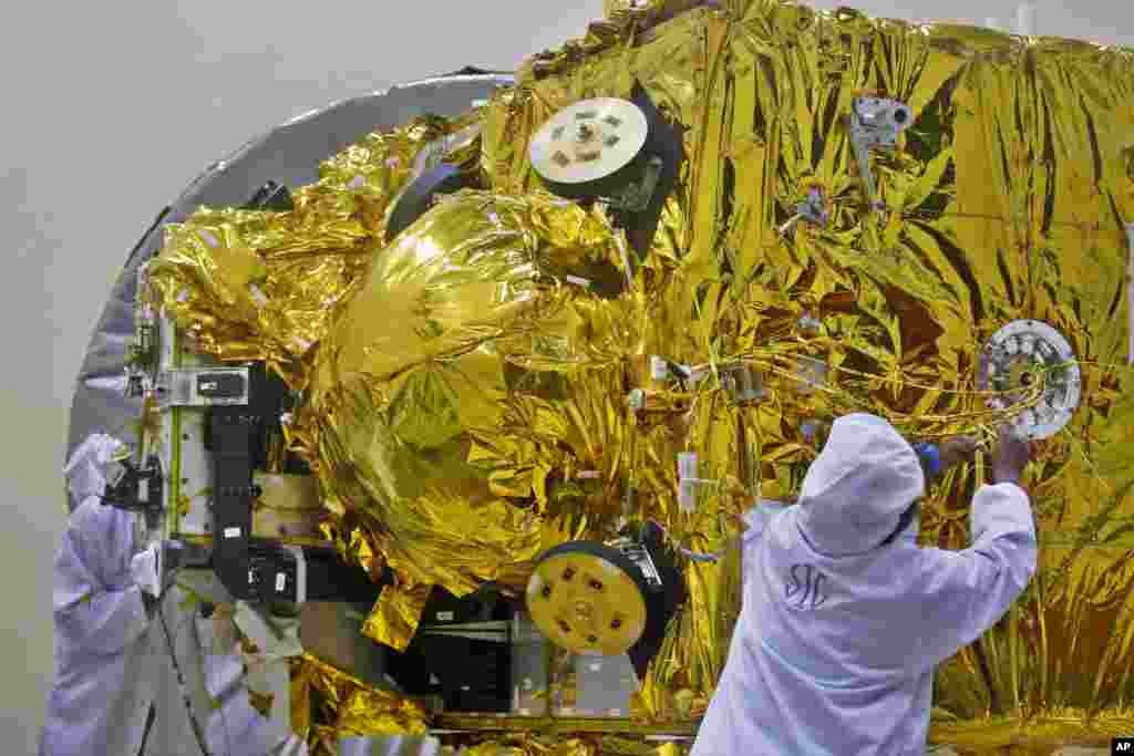 Para insinyur India mengerjakan pesawat pengorbit Mars di pusat satelit pada lembaga riset antariksa India (ISRO) di Bangalore, India (11/9).