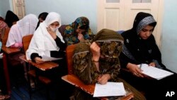 په خوست کې د ښځو د حقونو فعالانې وايي چې په حکومتي ادارو کې ښځو ته د کار نه ورکول د هغوی په ژوند بدې اغیزې کوي.