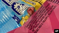 ฉลากสินค้า (ขวาล่าง) ที่มีส่วนประกอบของสีแดงเบอร์ 3 หรือ FD&C Red 3 ถ่ายเมื่อปี 2023 (ที่มา: AP)