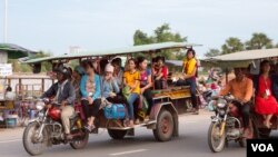 Cambodian garment workers share a tuk-tuk after work, Phnom Penh, Cambodia, May 25, 2017. (Khan Sokummono/VOA Khmer) 