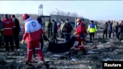 Equipos de emergencia trabajando en la zona en la que el Boeing 737 de Ukrainian Airlines se estrelló, el 8 de enero de 2020. (Foto: Reuters vía Iran Press)
