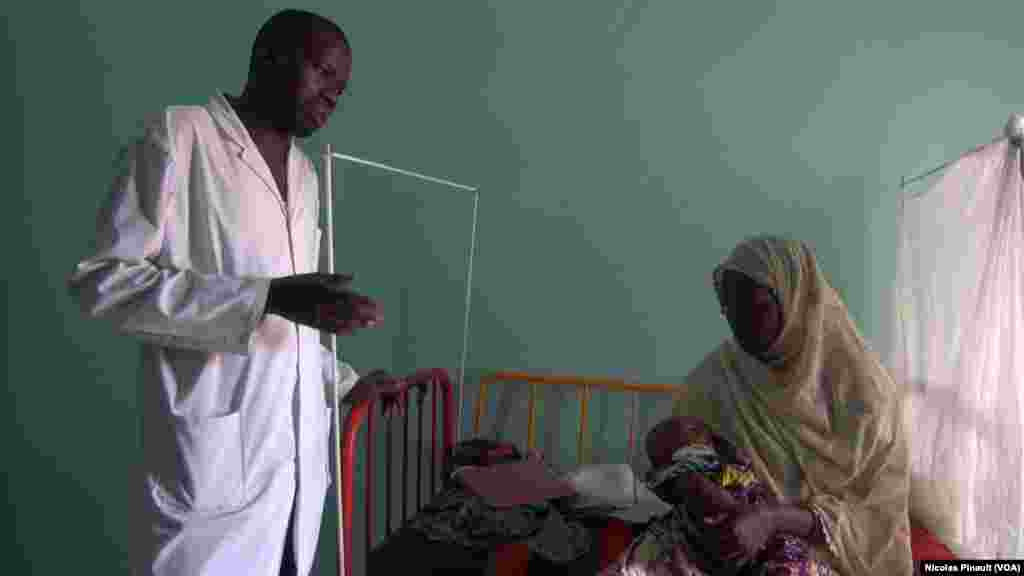 Dr. Moustapha Saley, ya na ganawa da mahaifiyar yaron dake fama da matsalar yunwa a Diffa, Jamhuriyar Nijar