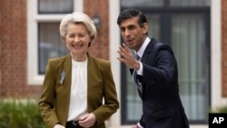PM Inggris Rishi Sunak menyambut Presiden Komisi Eropa Ursula von der Leyen sebelum menandatangani kesepakatan "Protokol Irlandia Utara" di Windsor, Inggris Senin (27/2). 
