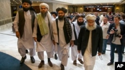 Mullah Abdul Ghani Baradar, pemimpin politik Taliban, ketiga dari kiri, tiba bersama anggota delegasi Taliban lainnya untuk menghadiri pembicaraan di Moskow, Rusia, 28 Mei 2019.