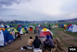 Sunset approaches on the Greek-Macedonian border Friday and refugees -- mostly Syrian and Iraqis -- prepare for another night waiting to see if the border will be reopened. (J. Dettmer/VOA)