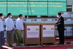 រូបឯកសារ៖ នាយករដ្ឋមន្ត្រីកម្ពុជាលោក ហ៊ុន សែន ថតរូបជាមួយរដ្ឋមន្ត្រីការបរទេសមីយ៉ាន់ម៉ាលោក Wunna Maung Lwin ក្នុងពិធីប្រគល់សម្ភារៈពេទ្យដើម្បីទប់ស្កាត់ជំងឺកូវីដ១៩ ដល់រដ្ឋាភិបាលយោធាមីយ៉ាន់ម៉ា នៅរដ្ឋធានីណៃពិដោ កាលពីថ្ងៃទី ៧ ខែមករា ឆ្នាំ ២០២២។