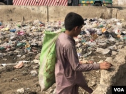 پاکستان میں کچرا اکٹھا کرنے والا ایک بچہ