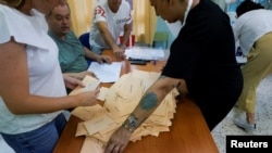 Trabajadores electorales cuentan boletas en un punto de votación de las elecciones de España el 23 de julio de 2023.