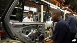 Beberapa pekerja di pabrik mobil Toyota di kota Montgomery, Alabama, AS (foto: ilustrasi). 