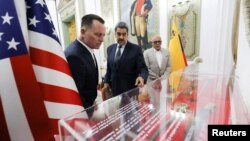 ARCHIVO - El gobernante venezolano Nicolás Maduro conversa con el enviado especial del presidente Donald Trump, Richard Grenell, en Caracas, el 31 de enero de 2025.