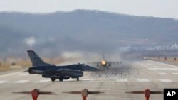 Jet tempur F-16 Angkatan Udara AS bersiap untuk lepas landas. Militer AS mengirimkan sebuah kapal perusak berpeluru kendali ke Uni Emirat Arab (UEA) untuk membantu menghadapi rudal Houthi. (Foto: AP)