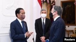 El presidente de Indonesia, Joko Widodo, recibe al secretario de Estado de EE.UU., Antony Blinken, en Yakarta el 13 de diciembre de 2021.