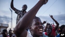 Manifestants place de la Révolution, à Ouagadougou le 21 septembre 2015. (AP Photo/Theo Renaut) 