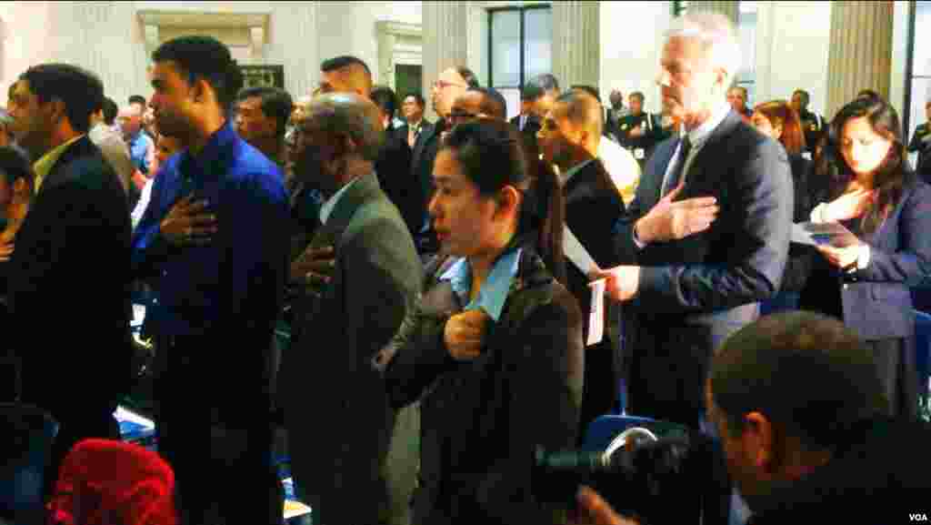 A total of 75 immigrants from 31 countries took the Oath of Allegiance in Federal Hall in New York City, May 22, 2014. (Adam Phillips/VOA)