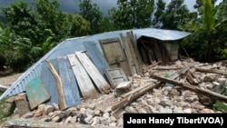 Earthquake damage to a home in Maniche, Haiti, Aug. 19, 2021. (Jean Handy Tibert/VOA)