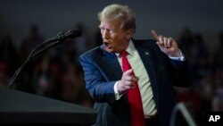 El precandidato presidencial republicano, el expresidente Donald Trump, habla en un mitin en la Coastal Carolina University, en Conway, Carolina del Sur, el 10 de febrero de 2024.