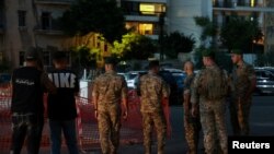 2024 年 9 月 18 日，黎巴嫩军队成员准备在黎巴嫩贝鲁特美国大学医学中心外对对讲机设备进行控制爆炸。(路透社）