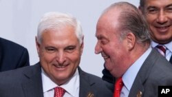 El rey Juan Carlos de España (der.) conversa con el presidente panameño, Ricardo Martinelli en la cumbre del año pasado.