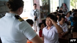 Thành viên tàu Sân bay USS Carl Vinson giao lưu với học sinh tiểu học Đà Nẵng.