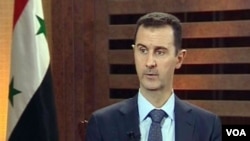 Presiden Suriah Bashar al-Assad dalam wawancara dengan stasiun televisi pro rejim Addounia. (Foto: Dok)
