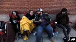 Para pemburu diskon menunggu dengan sabar, kadang sampai berkemah, di luar toko-toko favorit mereka untuk memperoleh diskon terbaik pada saat Black Friday.