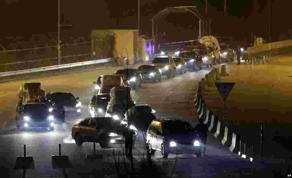 South Korean vehicles returning from North Korea&#39;s Kaesong arrive at the customs, immigration and quarantine office near the border village of Panmunjom, in Paju, South Korea, April 30, 2013.