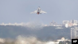 台湾国防部披露解放军大规模海上部署。一架台湾幻影2000战机从新竹一个空军基地起飞。（2024年12月10日）