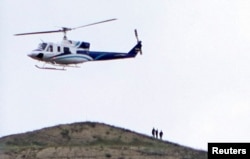 El helicóptero que transporta al presidente de Irán, Ebrahim Raisi, despega cerca de la frontera entre Irán y Azerbaiyán, el 19 de mayo de 2024.